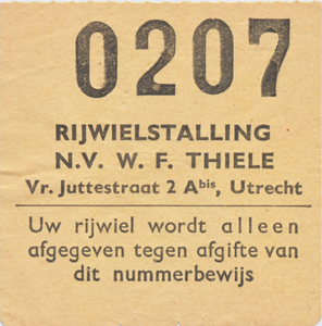 711485 Rijwielstallingsbewijs van de N.V. W.F. Thiele, Rijwielstalling, Vrouw Juttestraat 2Abis te Utrecht.